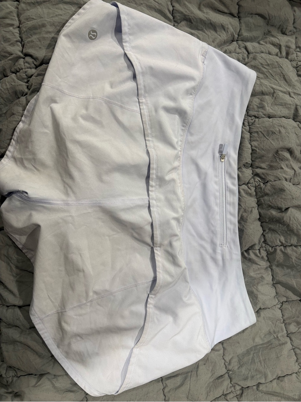 Lululemon high rise 2.5 inch speed up short, light lavender colour size 10